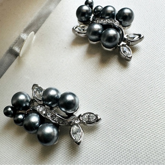 NIB VTV Nolan Miller Glamour Collection Faux Pearl & Crystal Silver Earrings - Picture 3 of 5